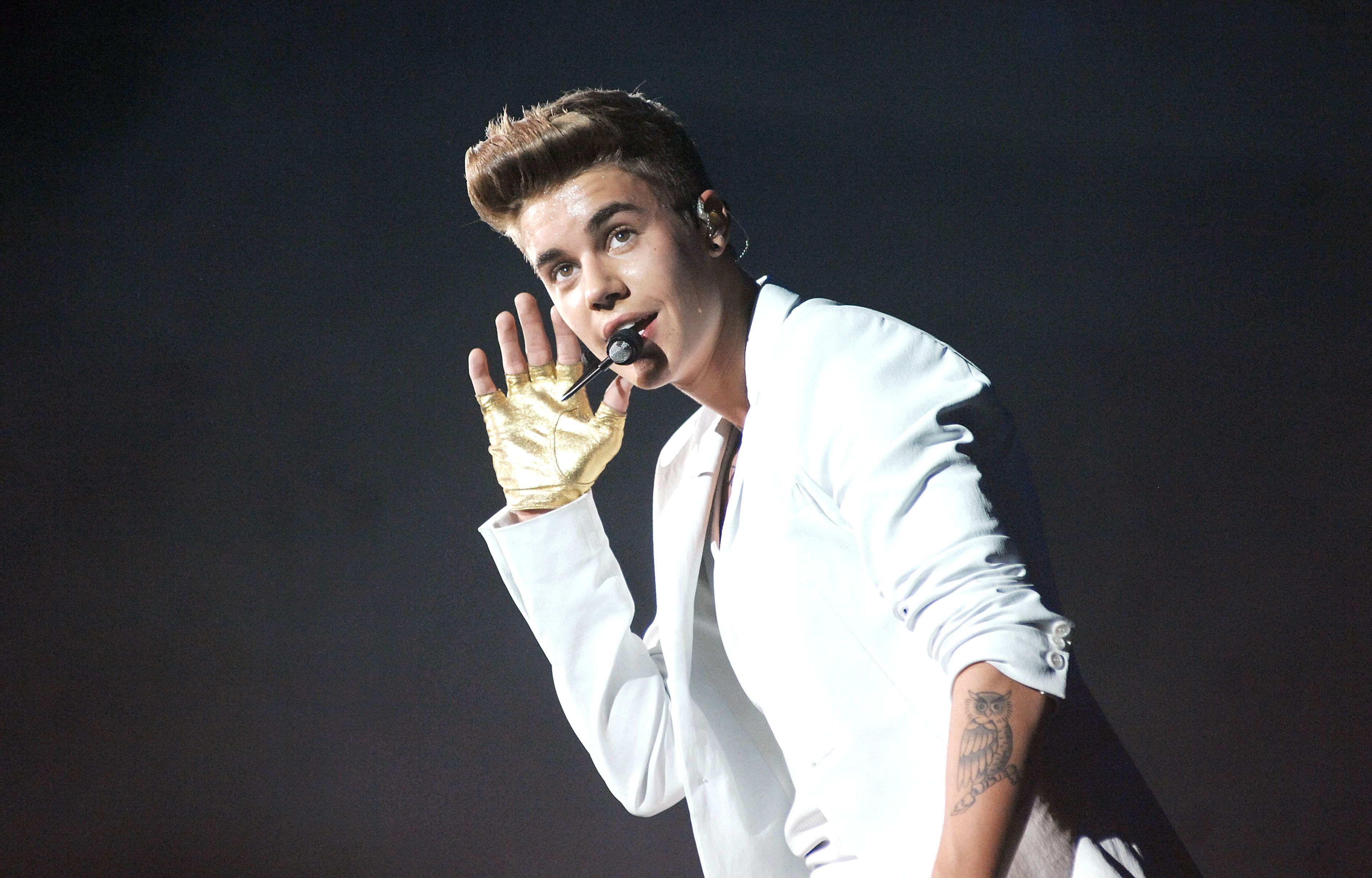 Justin Bieber Performing Wallpaper Umad