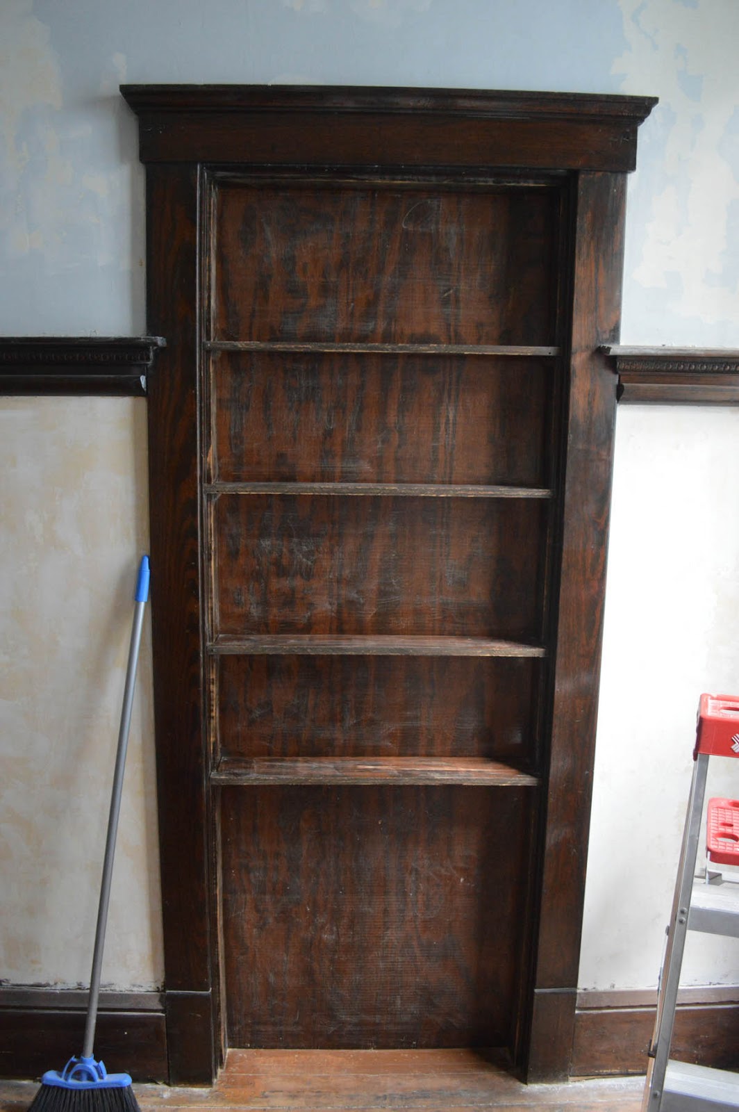 Very Unfunctional Built In Bookcase Can Really Only Hold Knick
