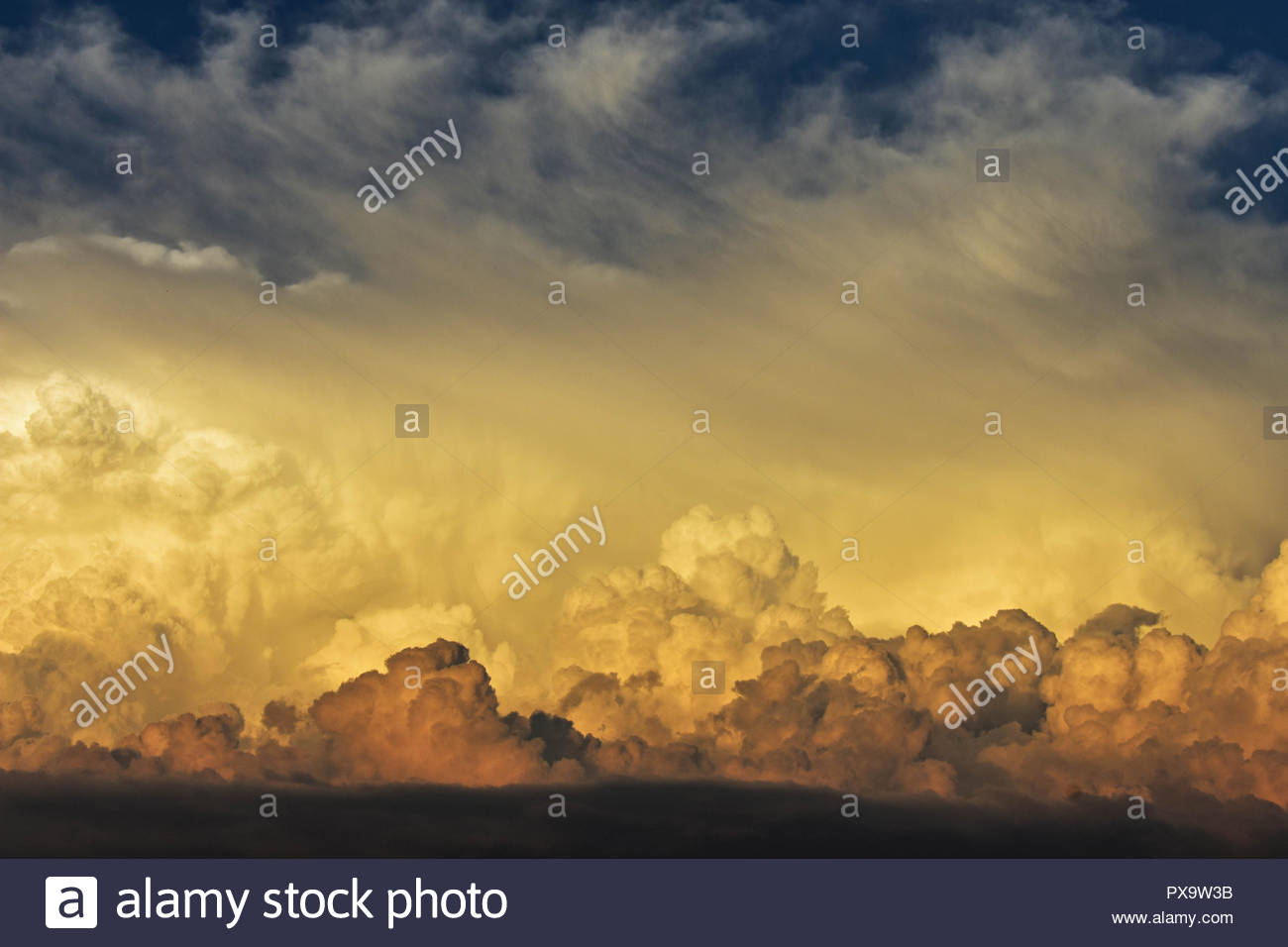 Splendida Vista Ravvicinata Di Soffici Nuvole Cumulus Giallo E