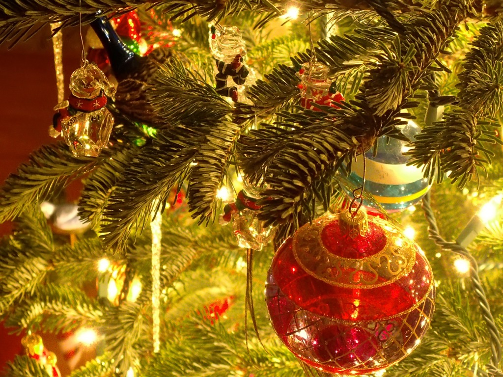  ornaments 1024 768 28451 21 Stunningly Beautiful Christmas Desktop