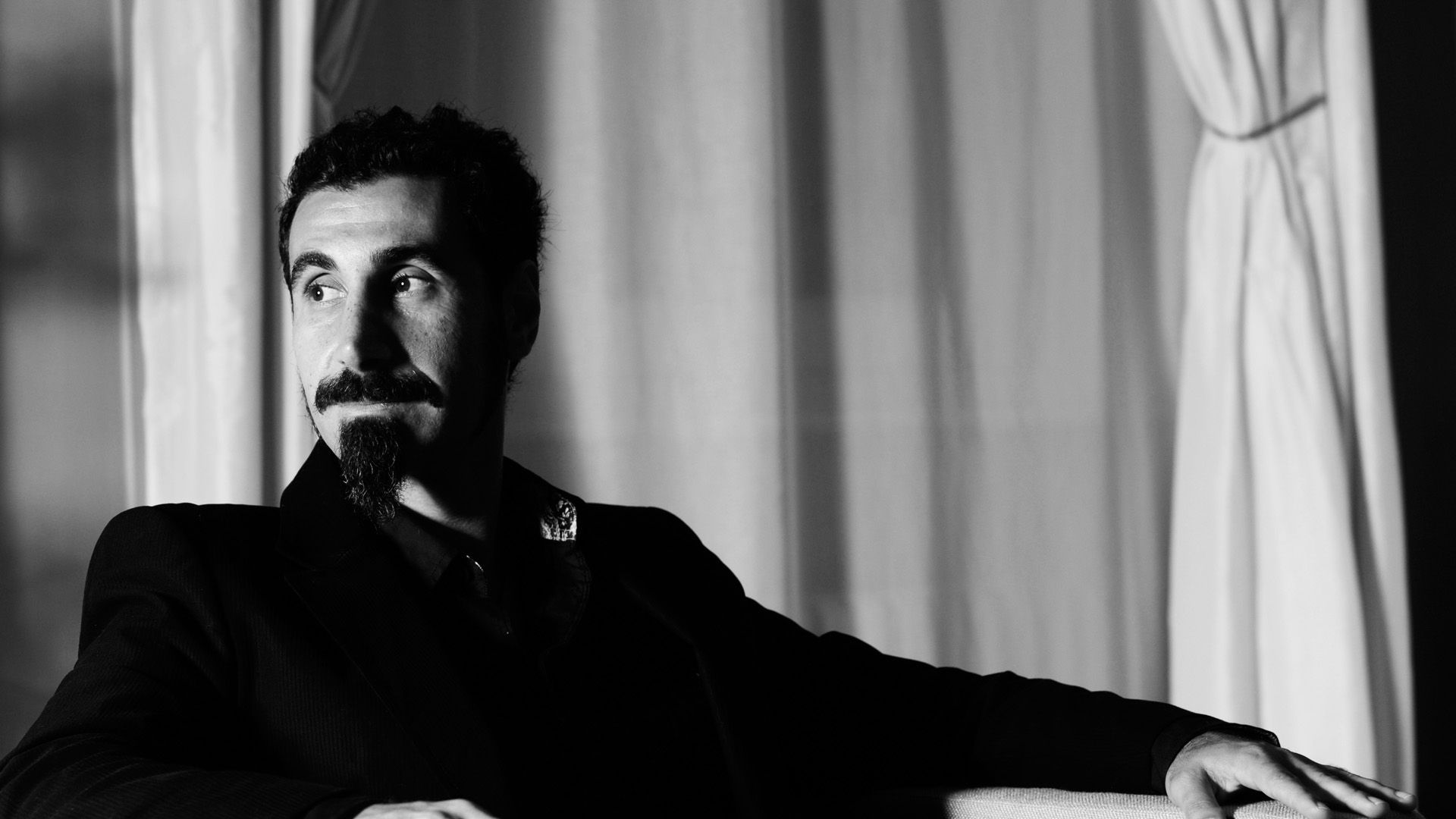 Serj Tankian Sing With Three Armenian Girls At Hope For Armenia
