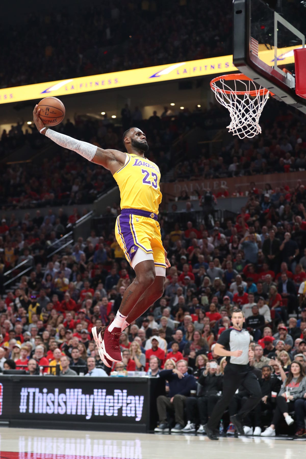 Lebron James Lakers Debut Features Dunks Highlights Team S Weakness