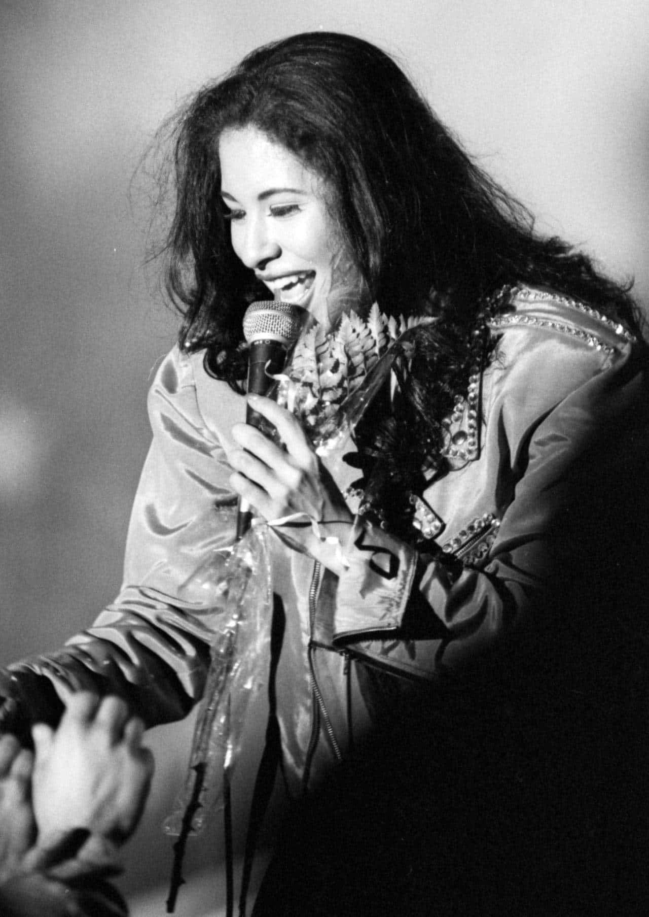 Enjoy The Best Of Selena Quintanilla With New iPhone Wallpaper