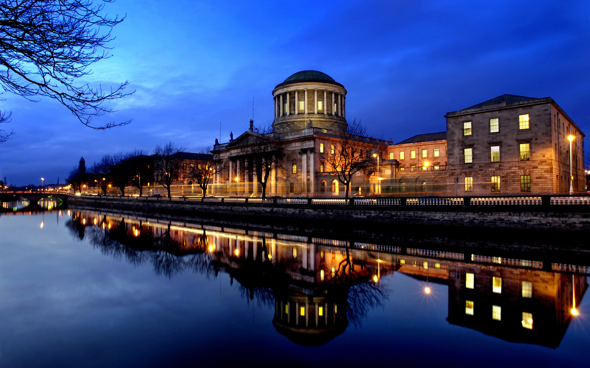 Four Courts on the River Liffey in Desktop Wallpaper 1920x1200