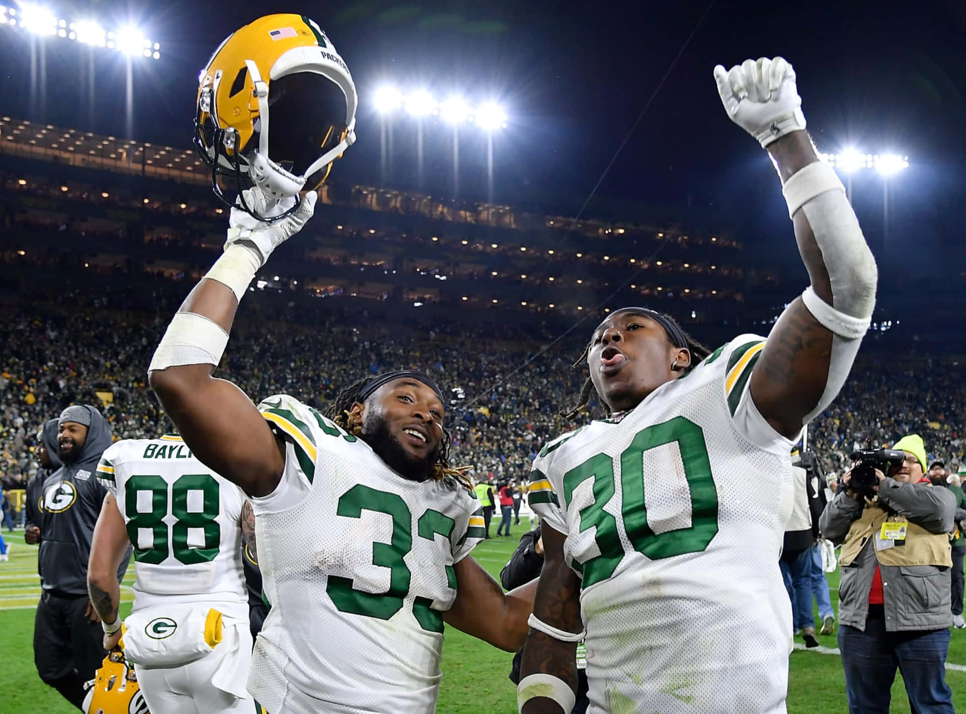 Green Bay Packers Running Back Aaron Jones Aiming For The End Wallpaper