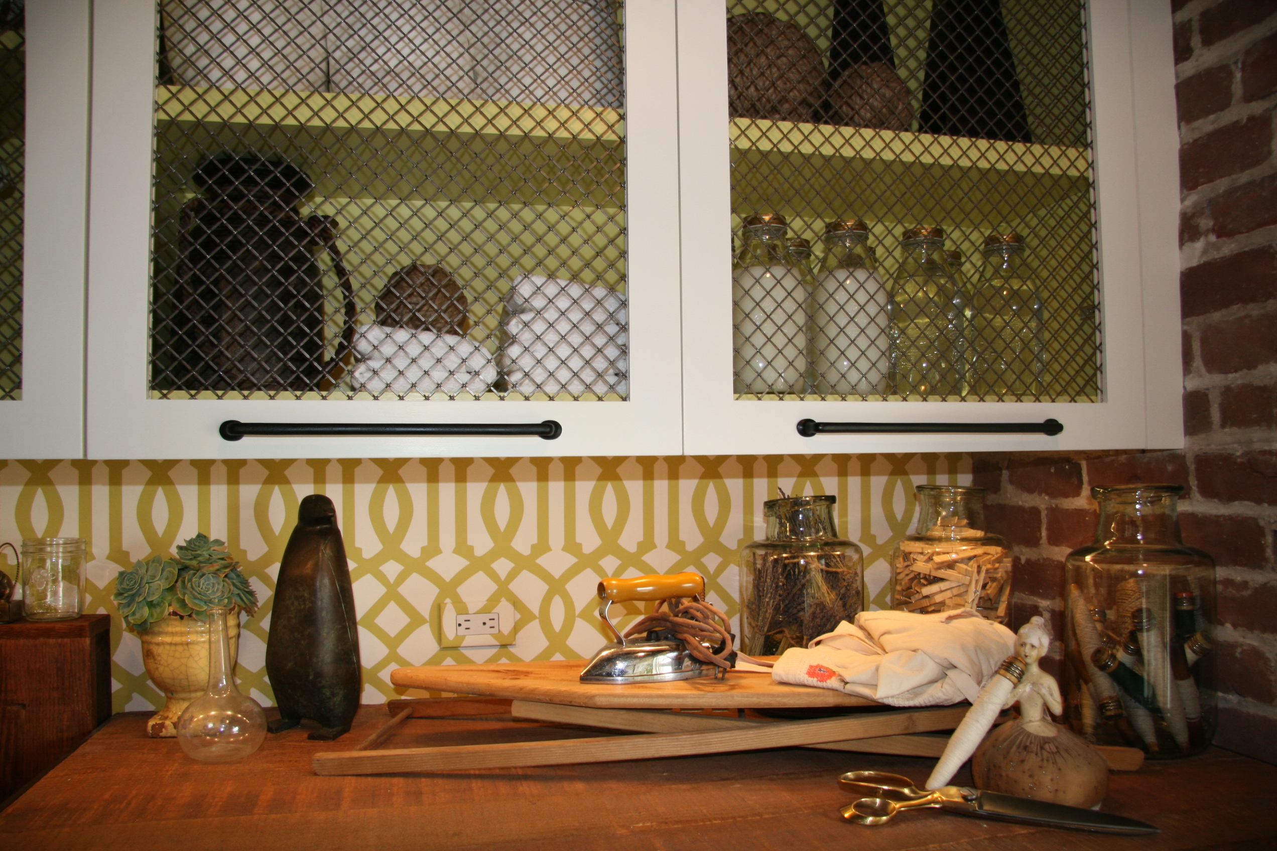 Trellis Wallpaper Played Well With Rustic Elements Like Chicken Wire