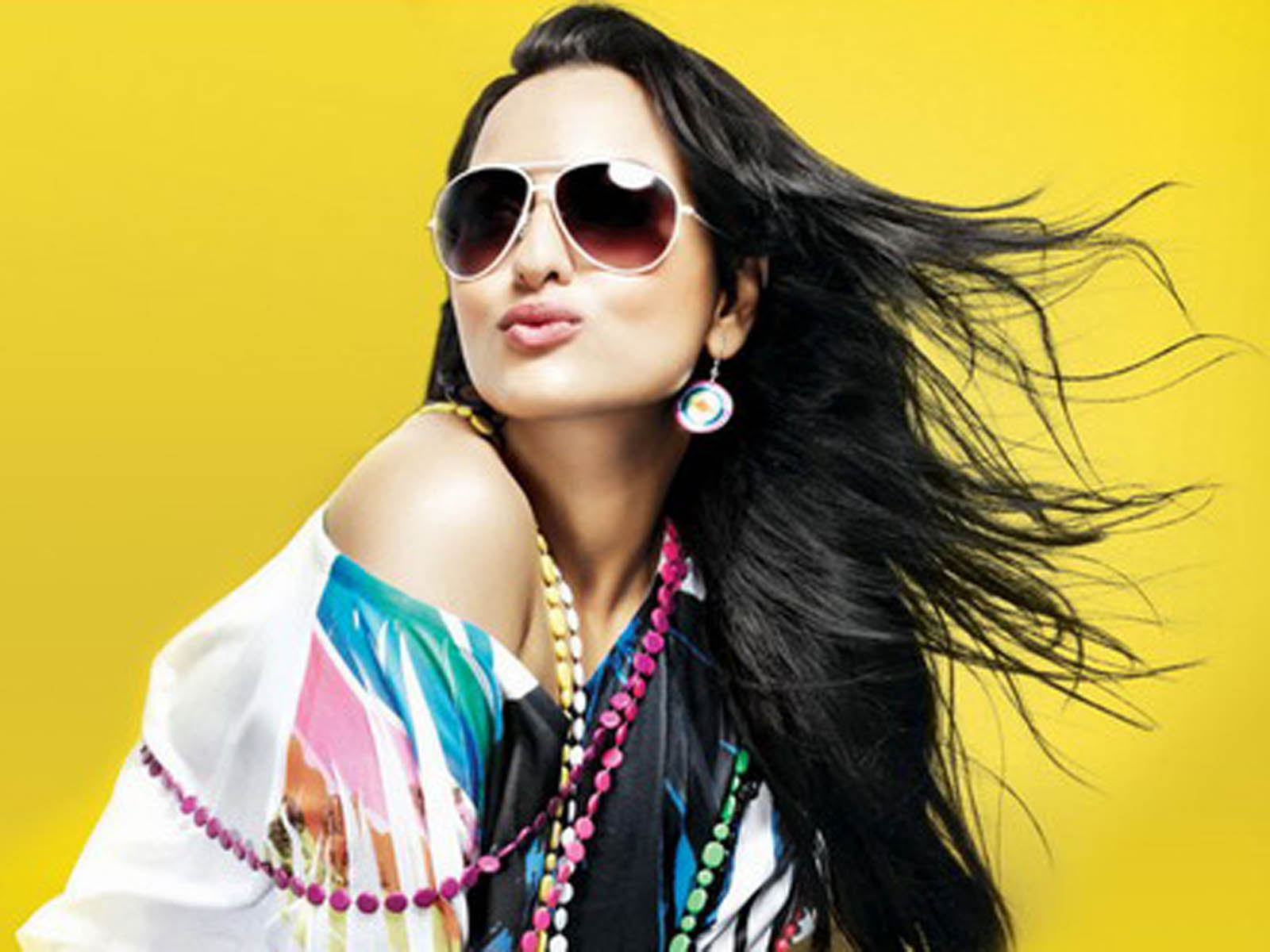 Bollywood Famous Actress Sonakshi Sinha High Definition Wallpaper