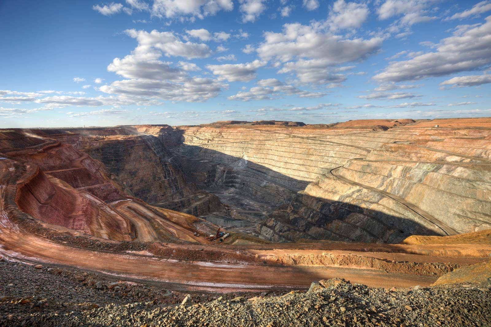 Clear Blue Sky Above Australia S Super Pit Goldmines Byi1eyjkr50enfk1 Wallpaper