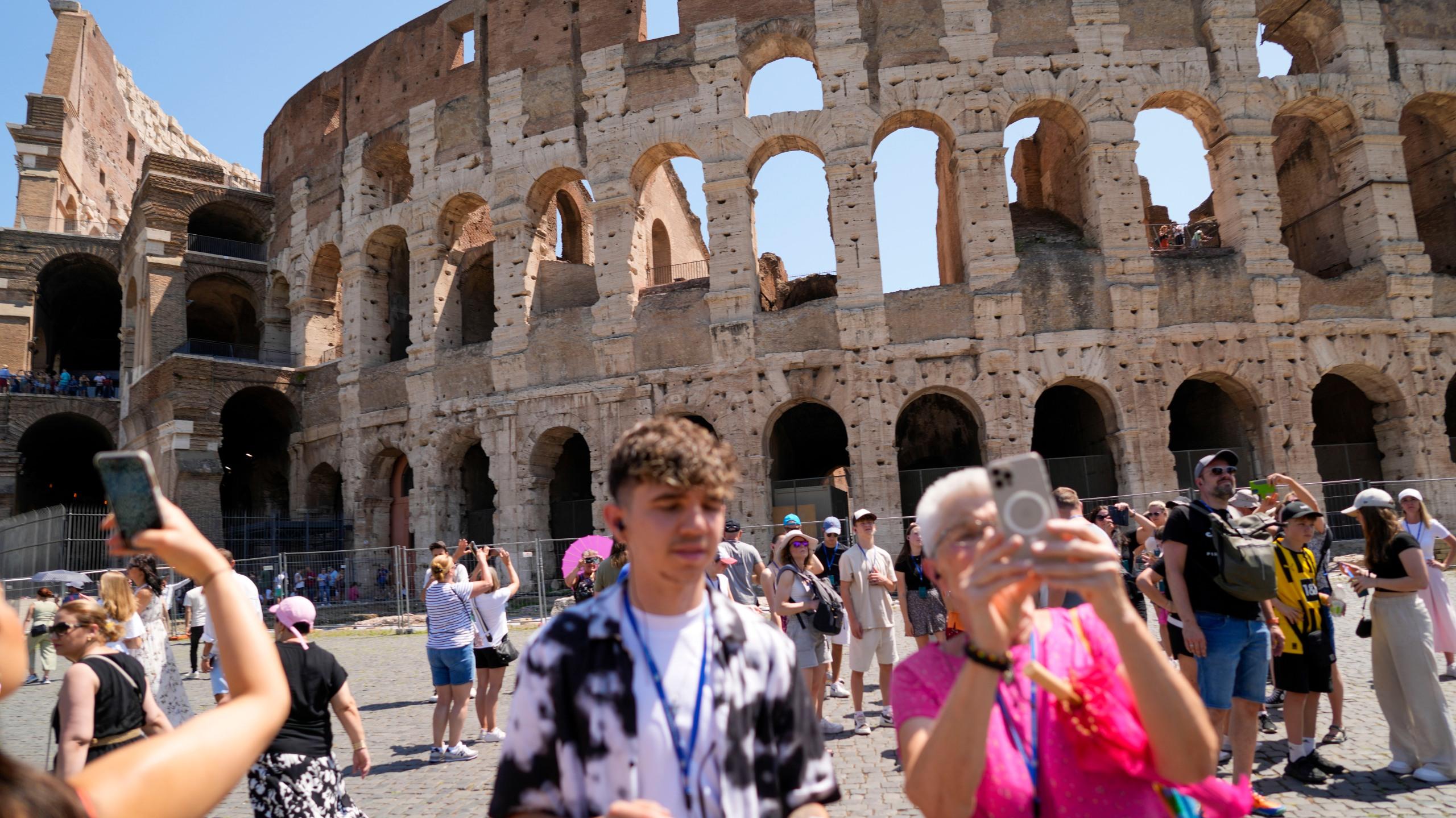 American Who Filmed Tourist Carving Name In Colosseum Dumbfounded
