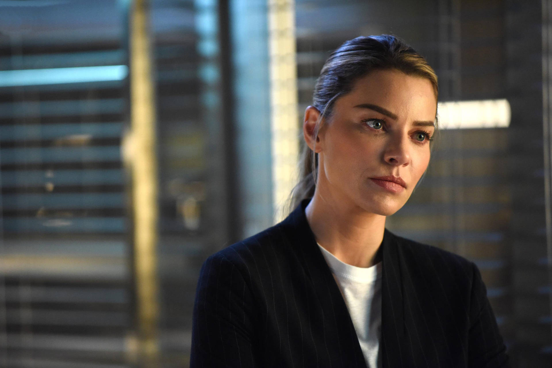 Lauren German Looking Stunning In The Sun Wallpaper