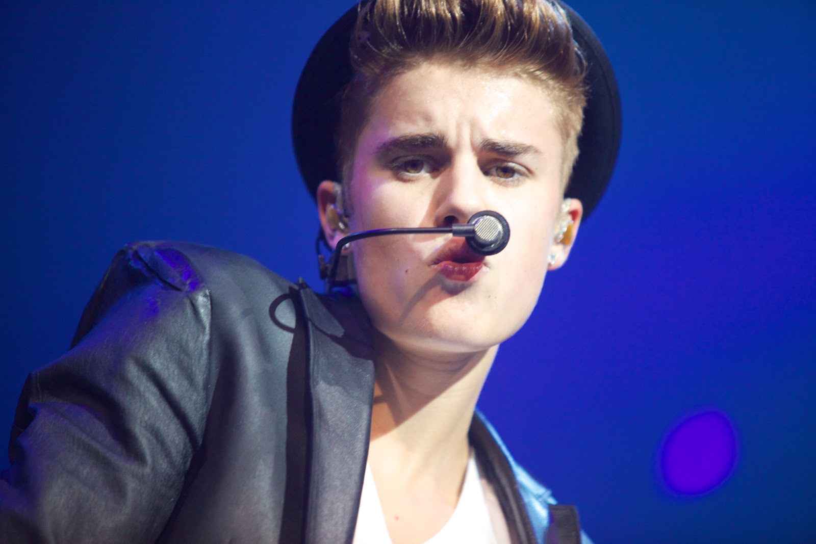 Justin Bieber Singing Wallpaper
