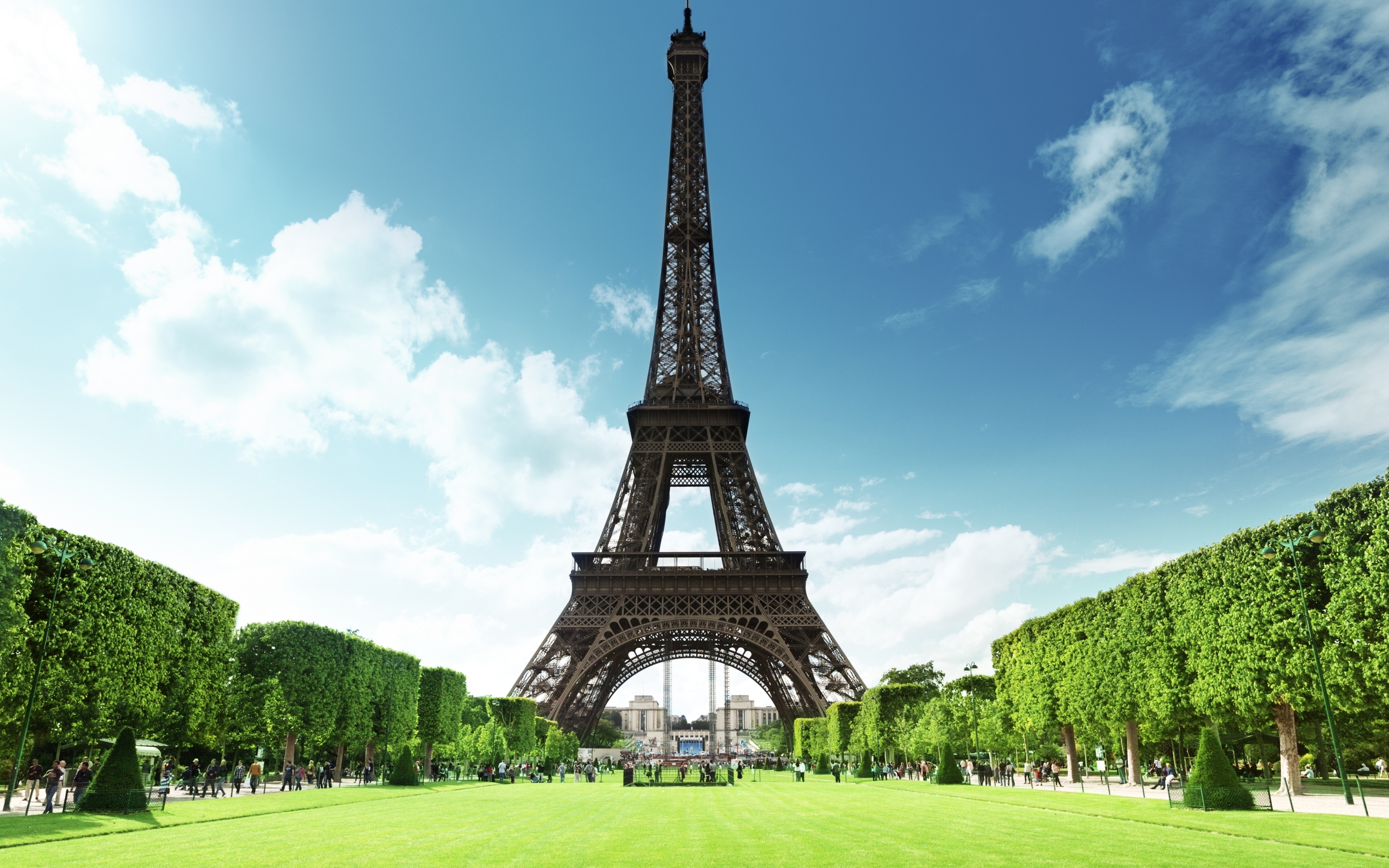 Majestic Eiffel Tower HD Desktop Wallpaper