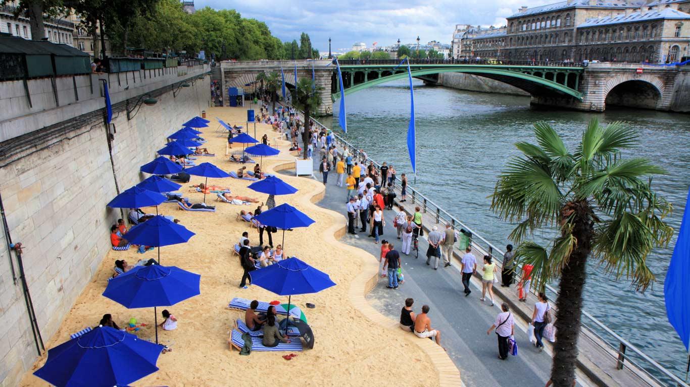 oevers van de Seine wordt er in de zomer een strandaangelegd Paris