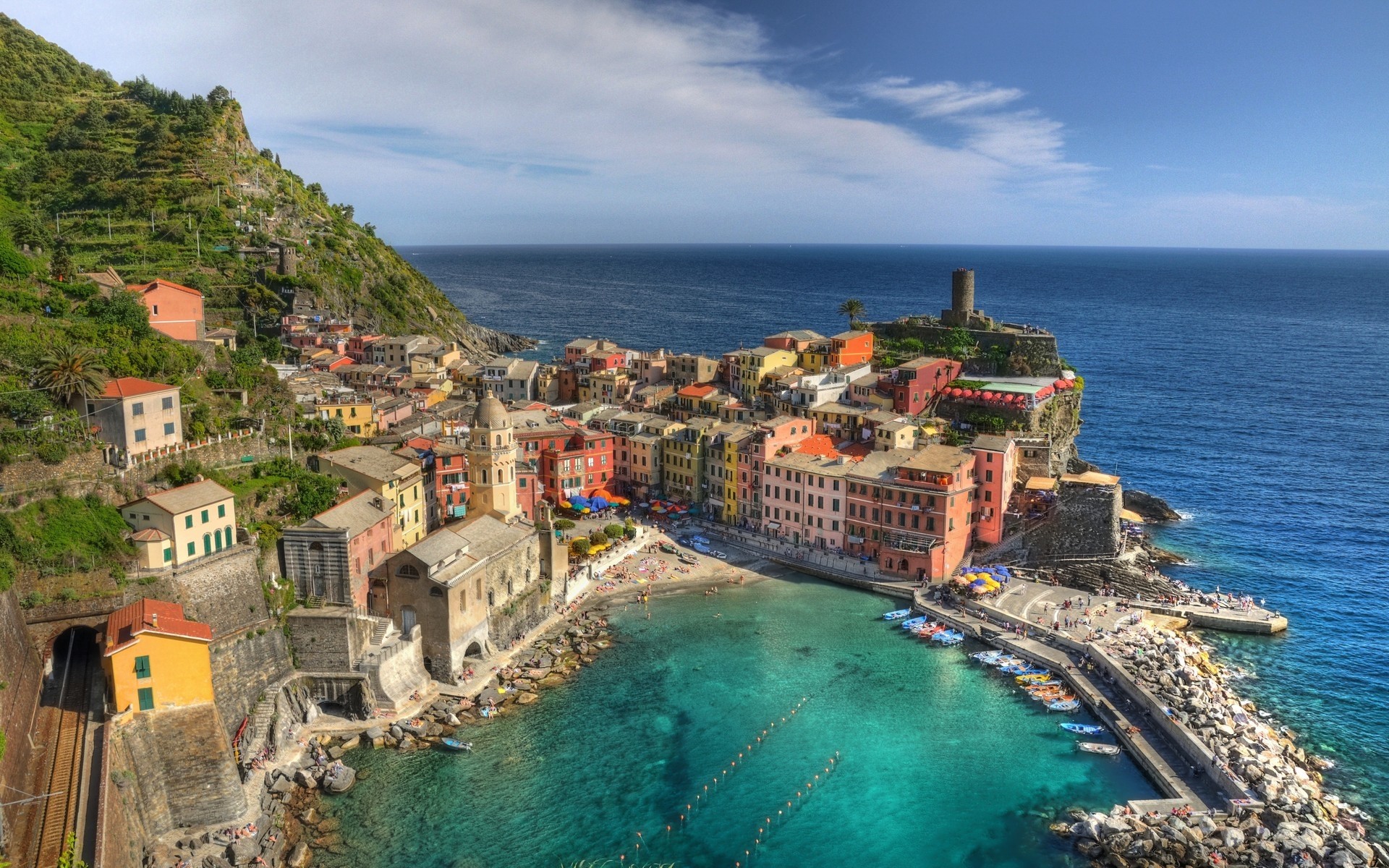 Cinque Terre được coi là một trong những địa điểm tuyệt đẹp nhất ở vịnh Liguria, nằm ở phía tây bắc đất nước Italia. Với những nắm đồi bằng terraced granite, trồng vườn và nhiều ngôi nhà cổ, bức ảnh nền Cinque Terre chắc chắn sẽ khiến bạn ngây ngất. Hãy cùng tải ngay hình nền và trải nghiệm những giây phút thư giãn với vẻ đẹp lãng mạn của Đại Tây Dương.