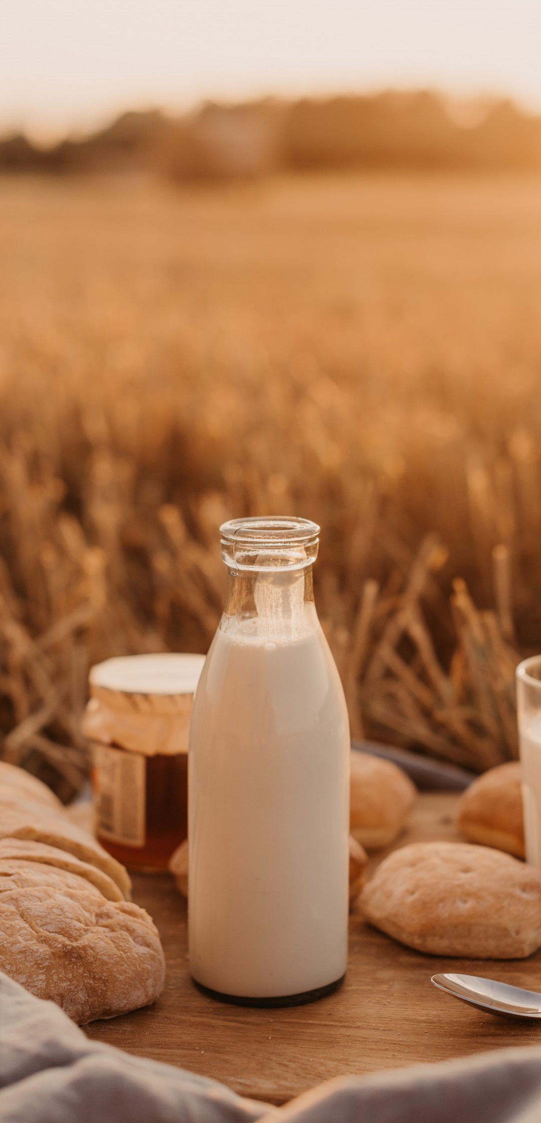 iPhone HD Milk Wallpaper Image