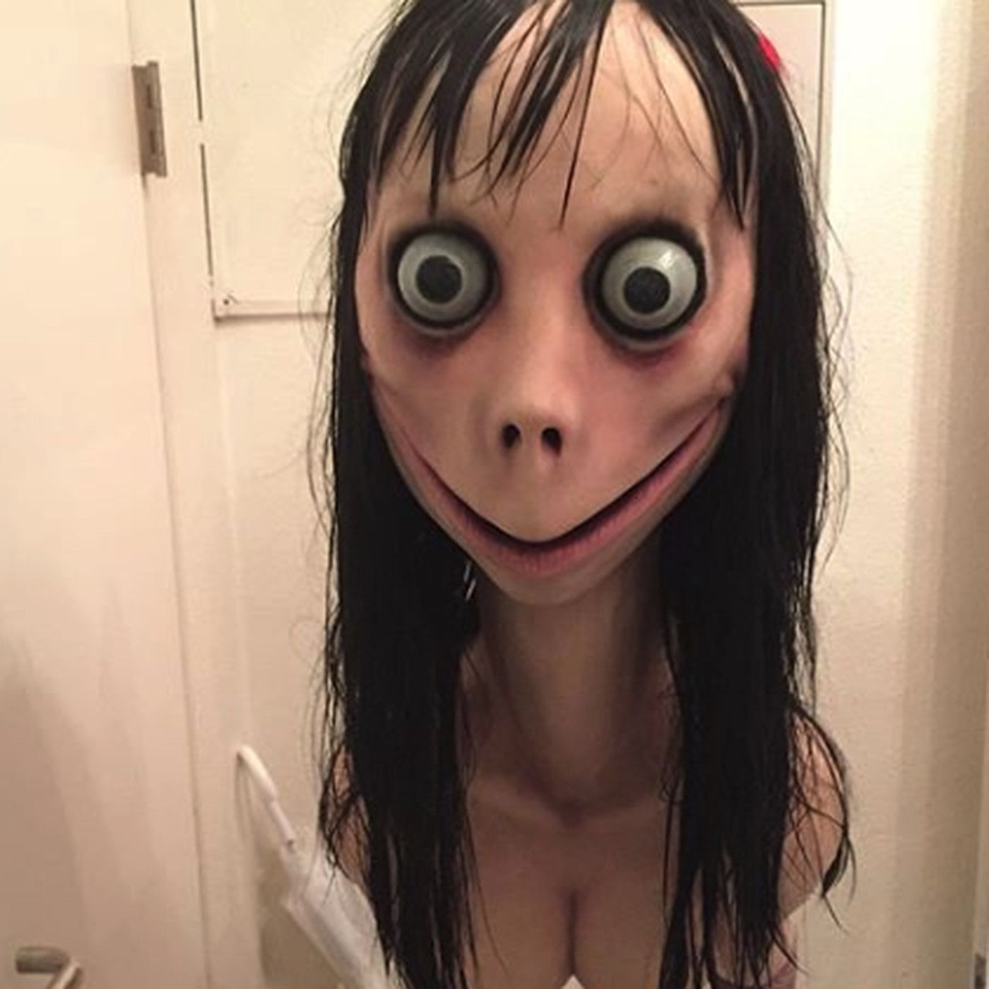 Momo Scary Wallpaper Top Background