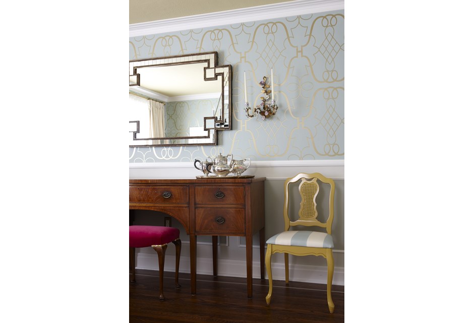 The gold leaf wallpaper adds a touch of royalty to this dining room 940x640