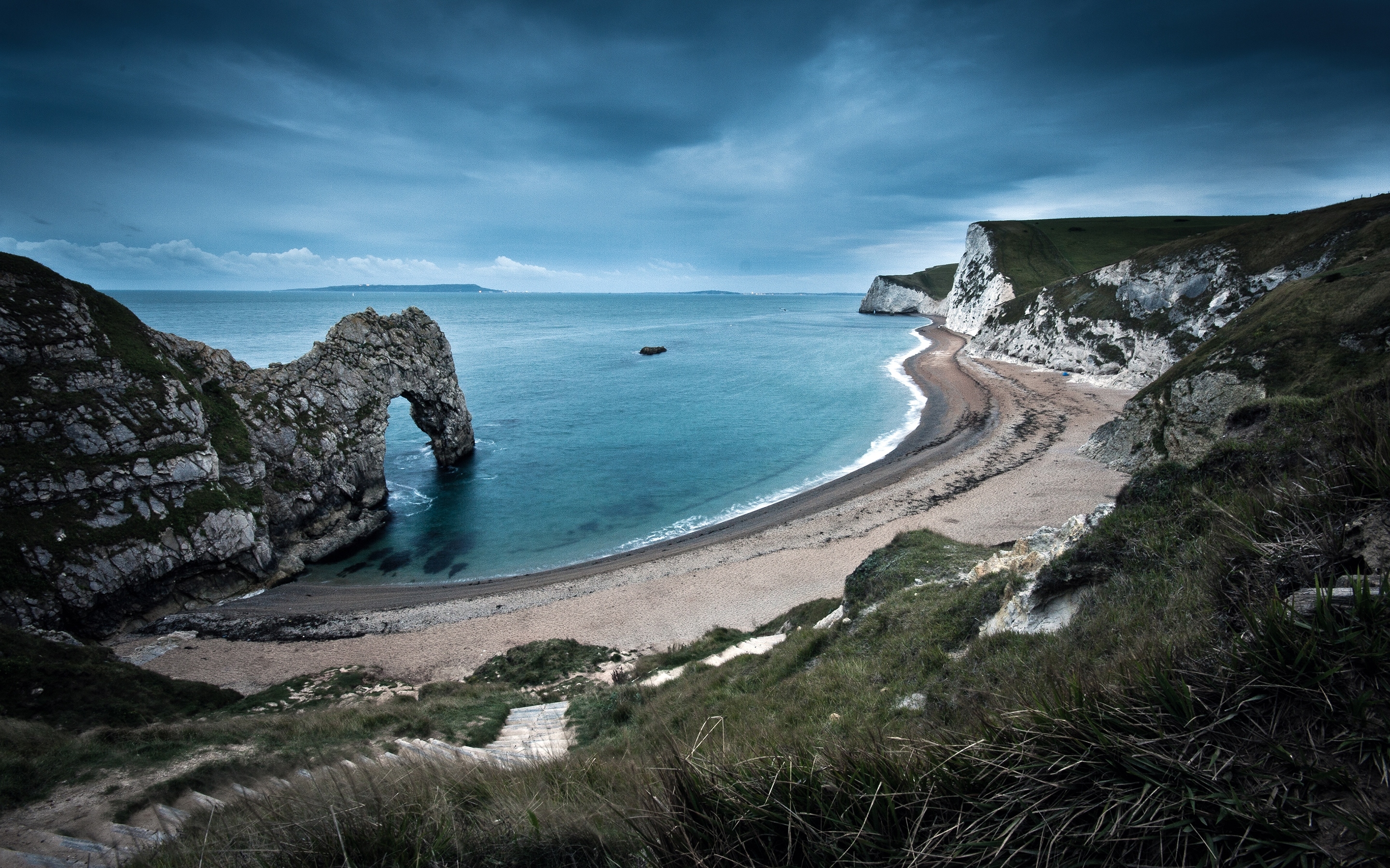 Dramatic coastal landscape with a natural arch and cliffs at Durdle Door, UK