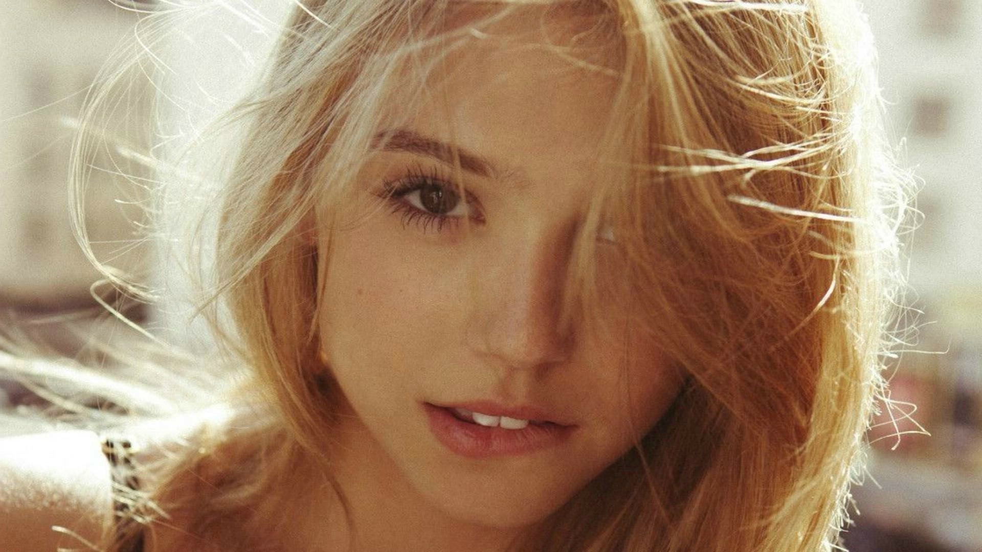 Alexis Ren Bikini Wallpaper