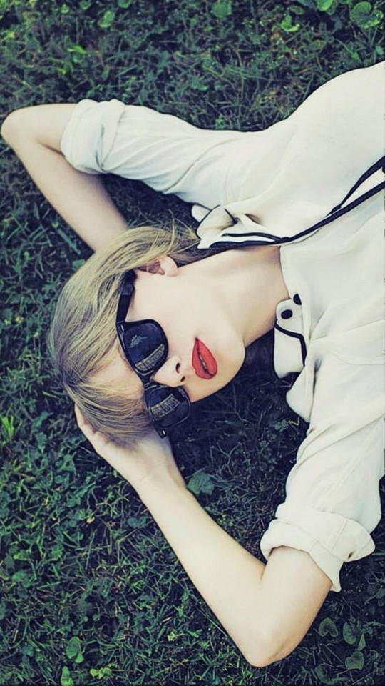 Taylor Swift With Sunglasses iPhone Plus And