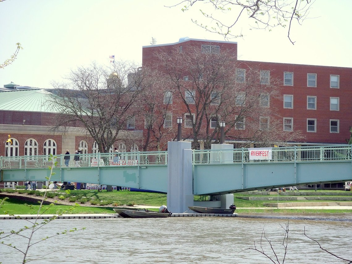 Iowa City Ia The Class Of Bridge Across River With