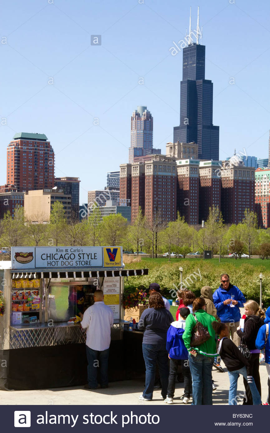 Hot dog vendor with Willis Tower in the background at Shedd 866x1390