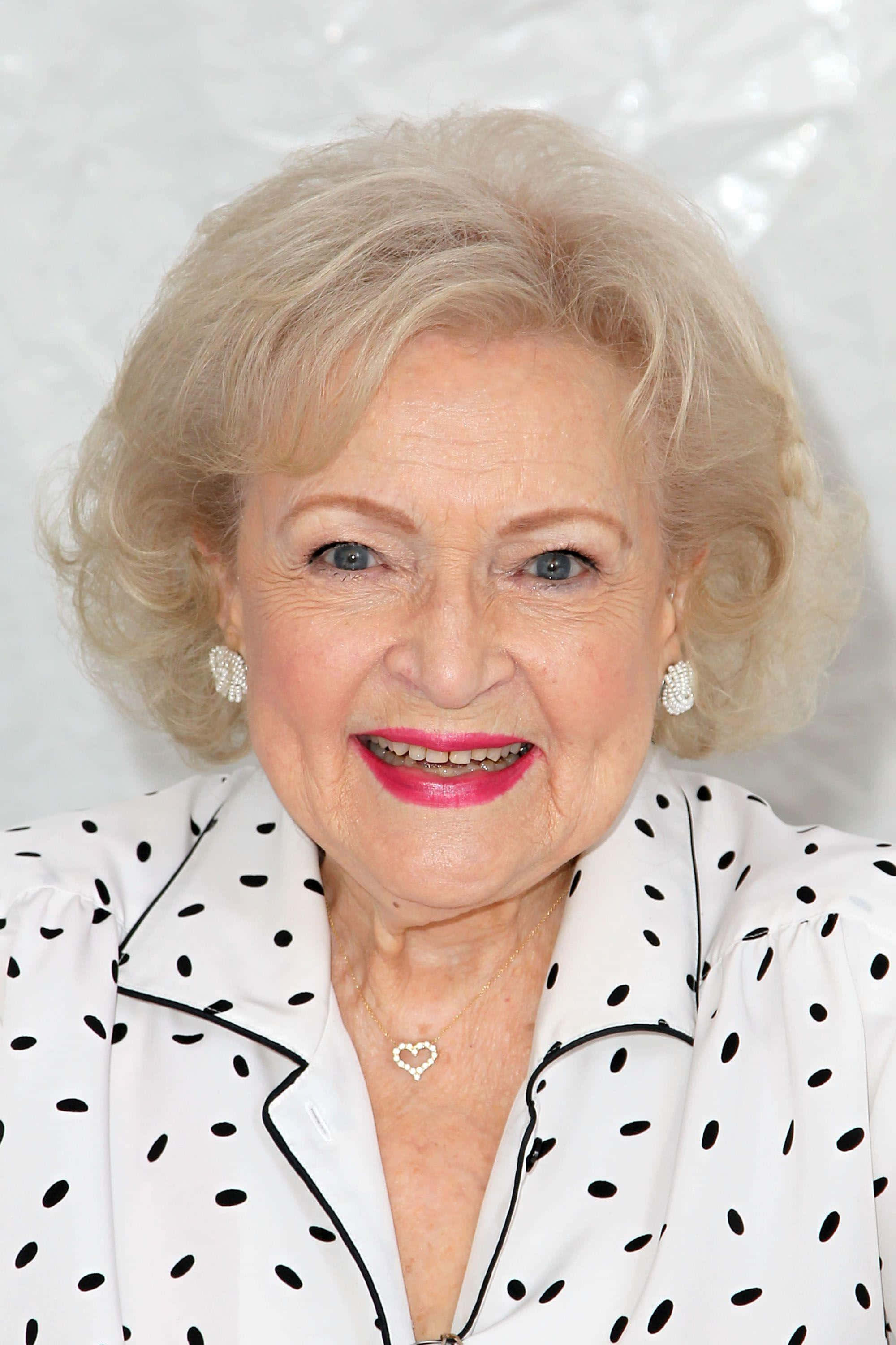 Betty White Smiling Radiantly At An Event Wallpaper
