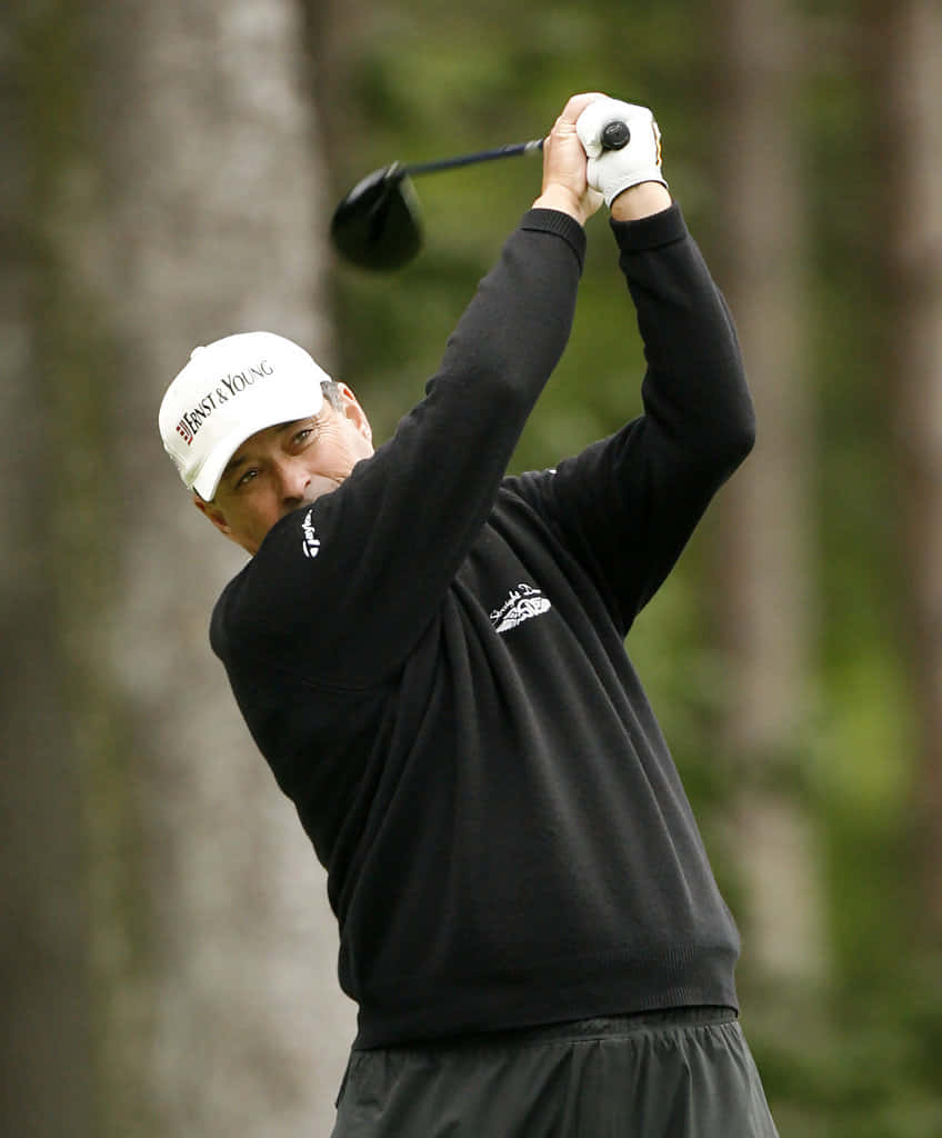 Legendary Golfer Loren Roberts In Action At The Senior Pga Wallpaper