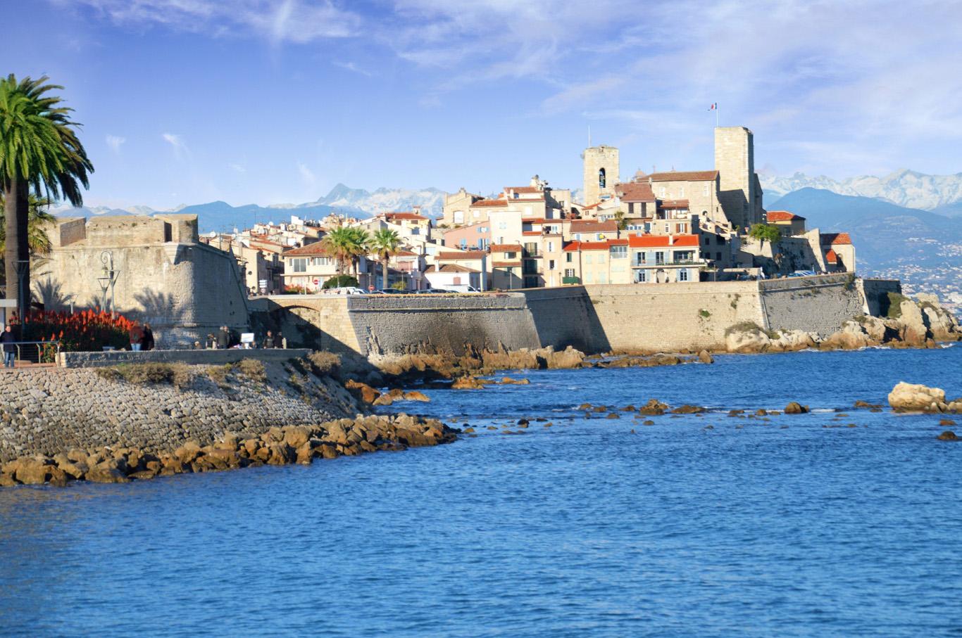 Beautiful desktop wallpaper featuring a view of Antibes in French Riviera