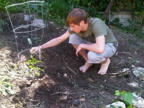 Nickelodeon Kids ktothe5th Kendall barefoot gardening   Glenn 500x375