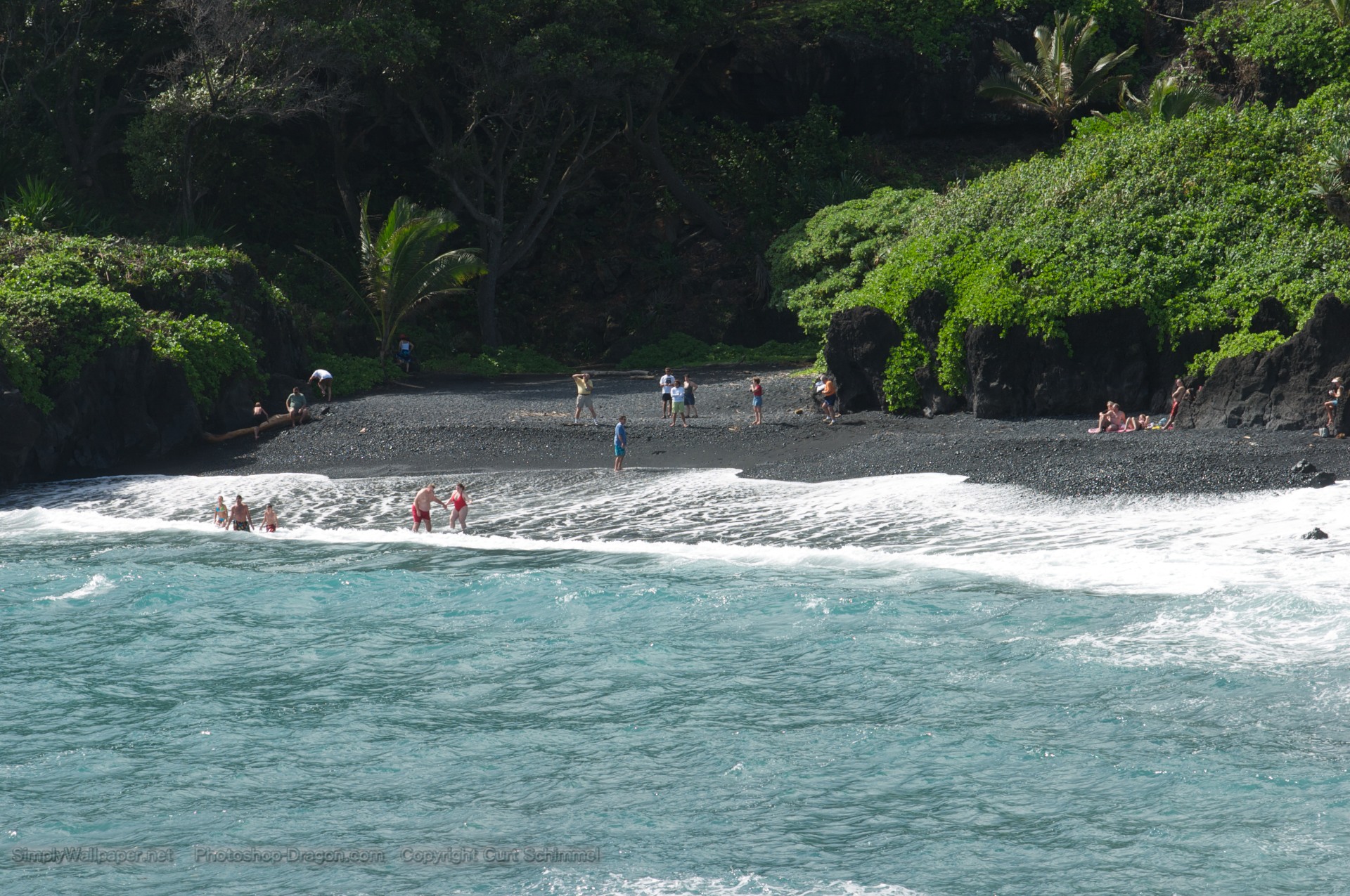 Black Sand Beach At Wai Anapanapa State Park In Maui Wallpaper