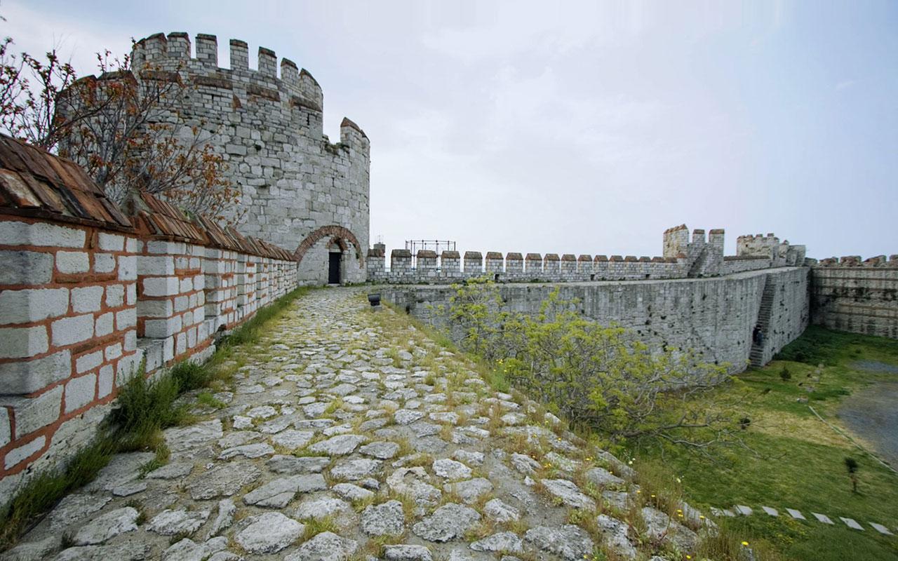Wallpaper European Castle Scenery