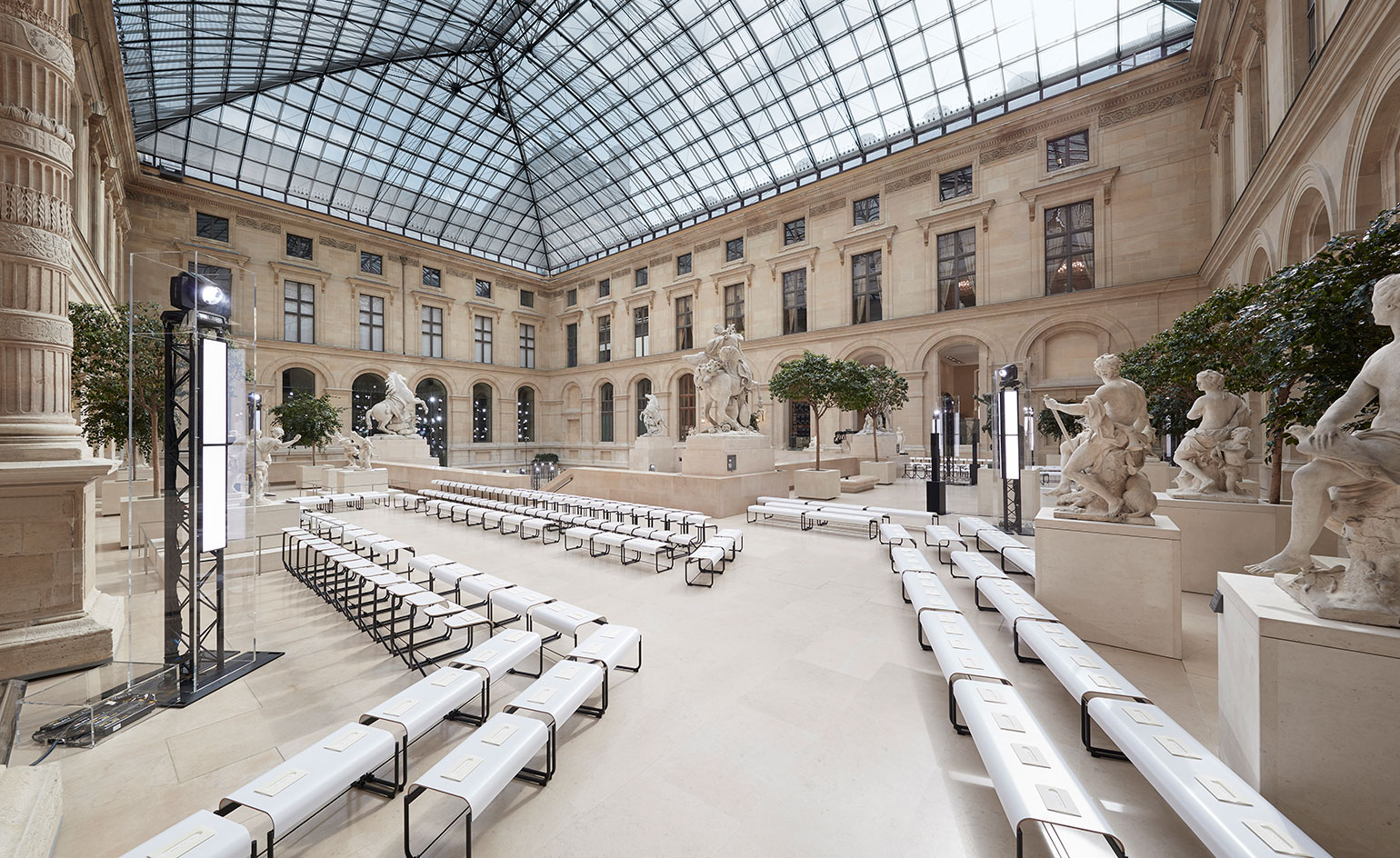 Louis Vuitton Makes A Classical Spectacle At The Louvre Wallpaper