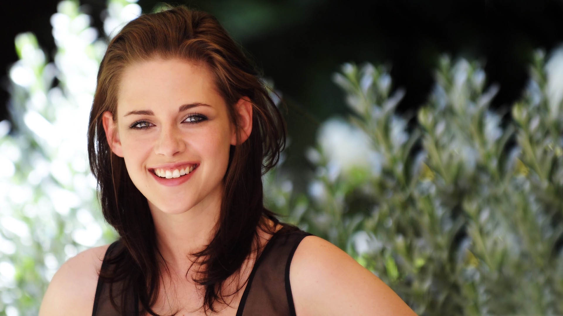 Kristen Stewart Cute Smiling HD Wallpaper Rocks
