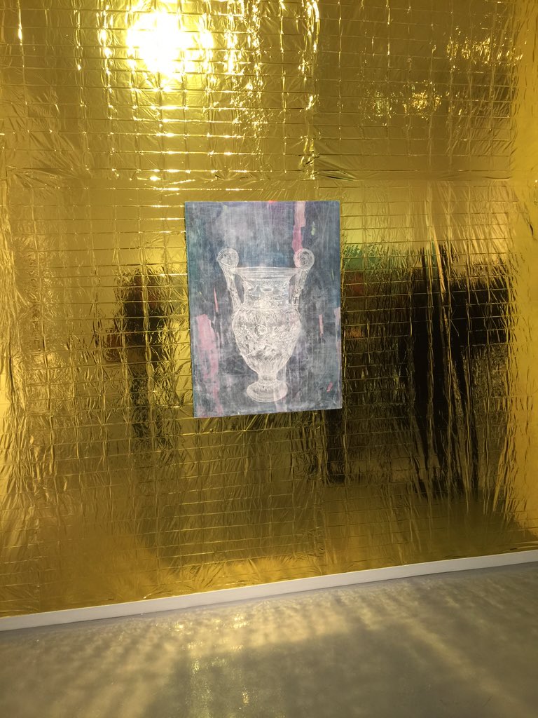 Robin Dluzen On Erin Washington With Gold Wallpaper