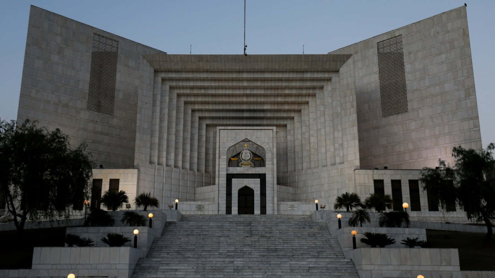 Elegant And Majestic Supreme Court Building Of Pakistan Wallpaper
