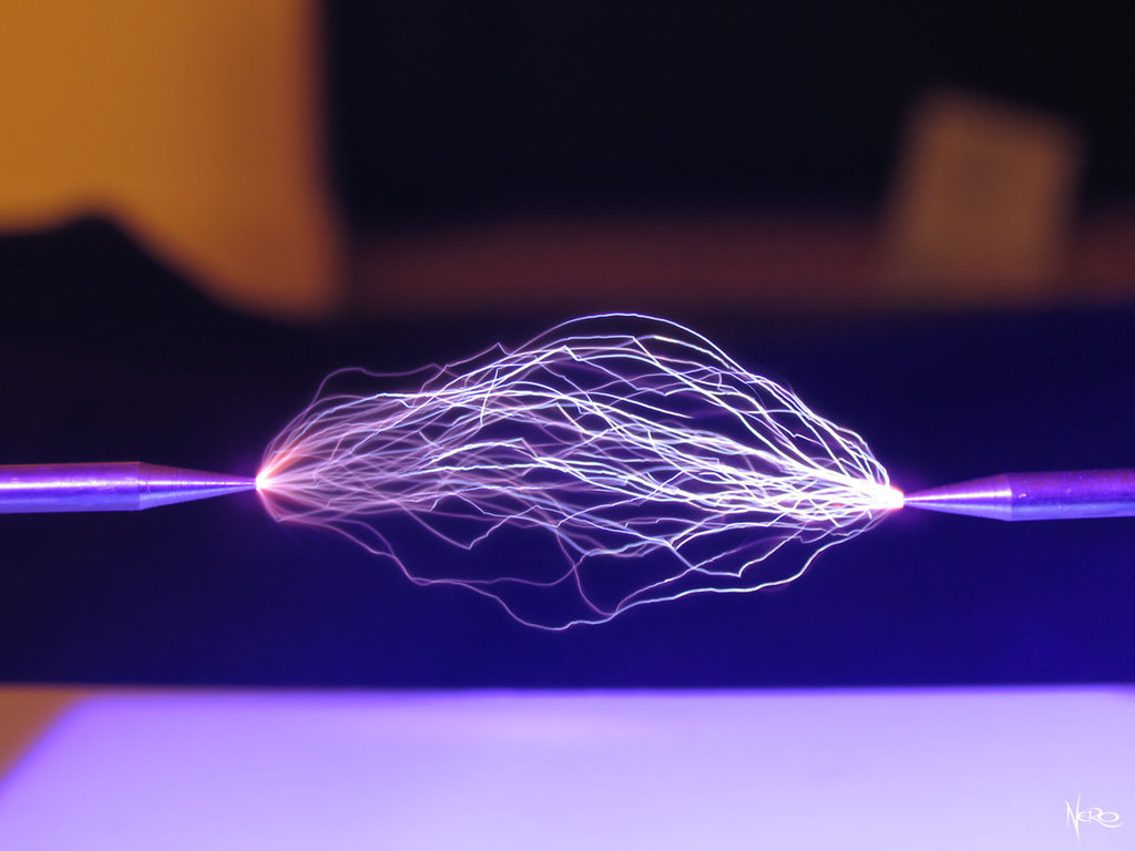 Tesla Coil output   100000 volts at high speed by NeroDesign on