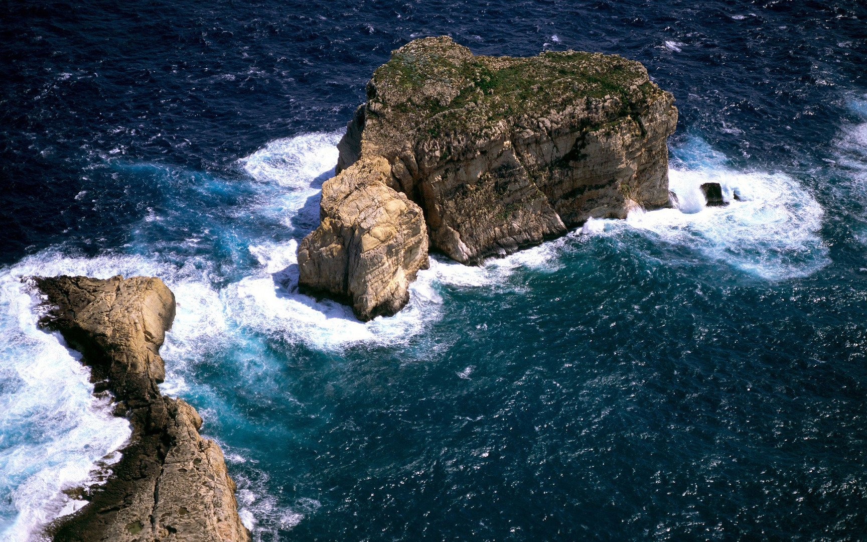 Download Cliff in the ocean wallpaper 1728x1080