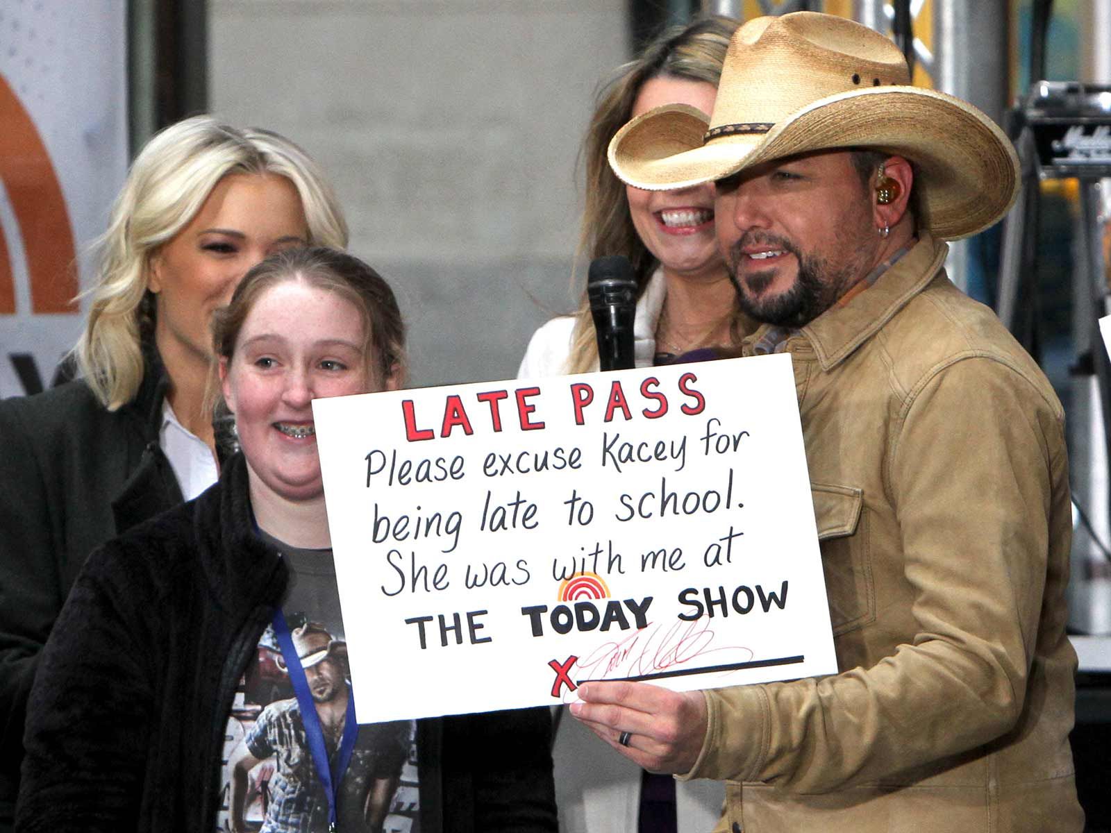 Jason Aldean Signs Fan S Late Pass In Hilarious Attempt To Skip