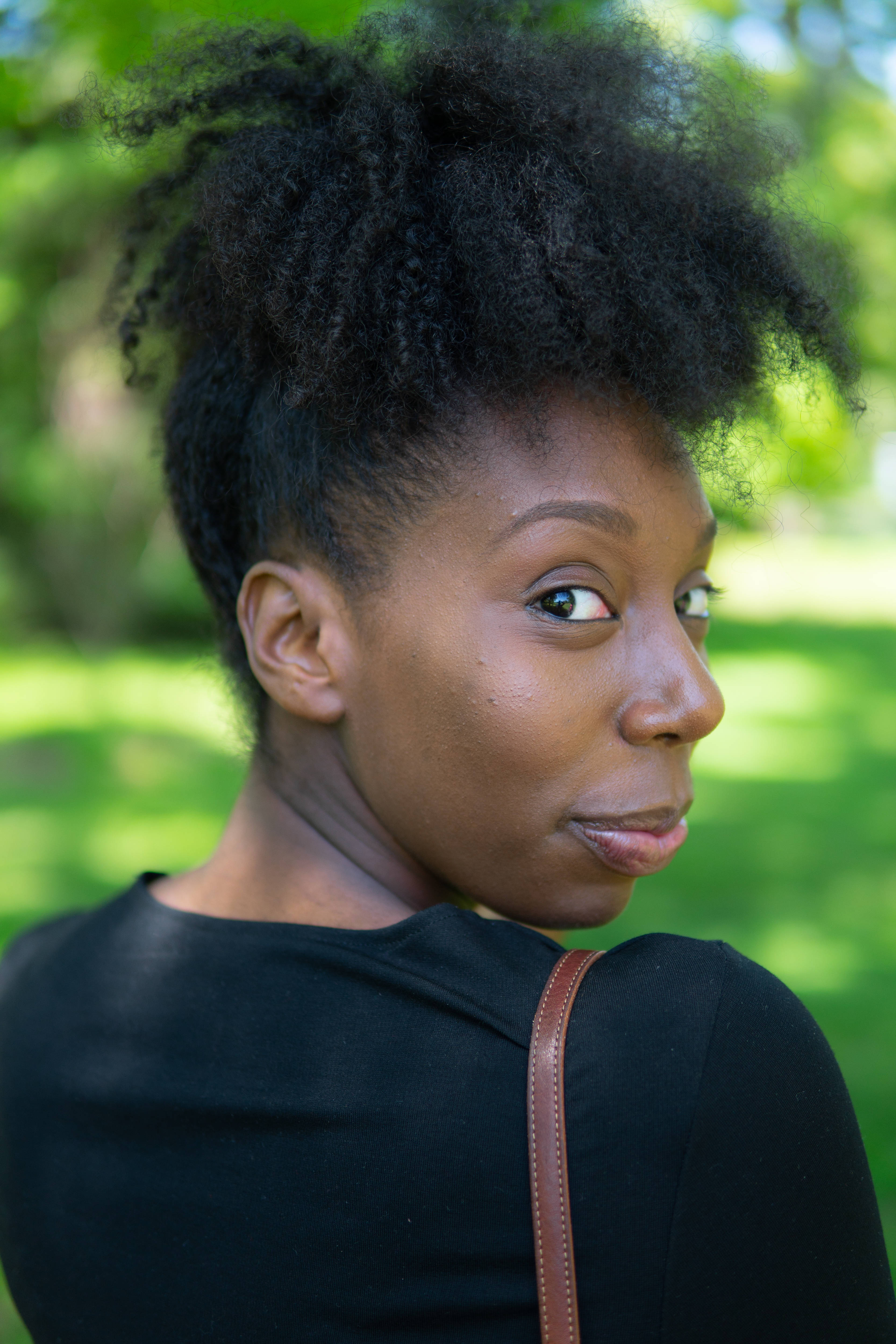 Black Girl Glance Back Wallpaper