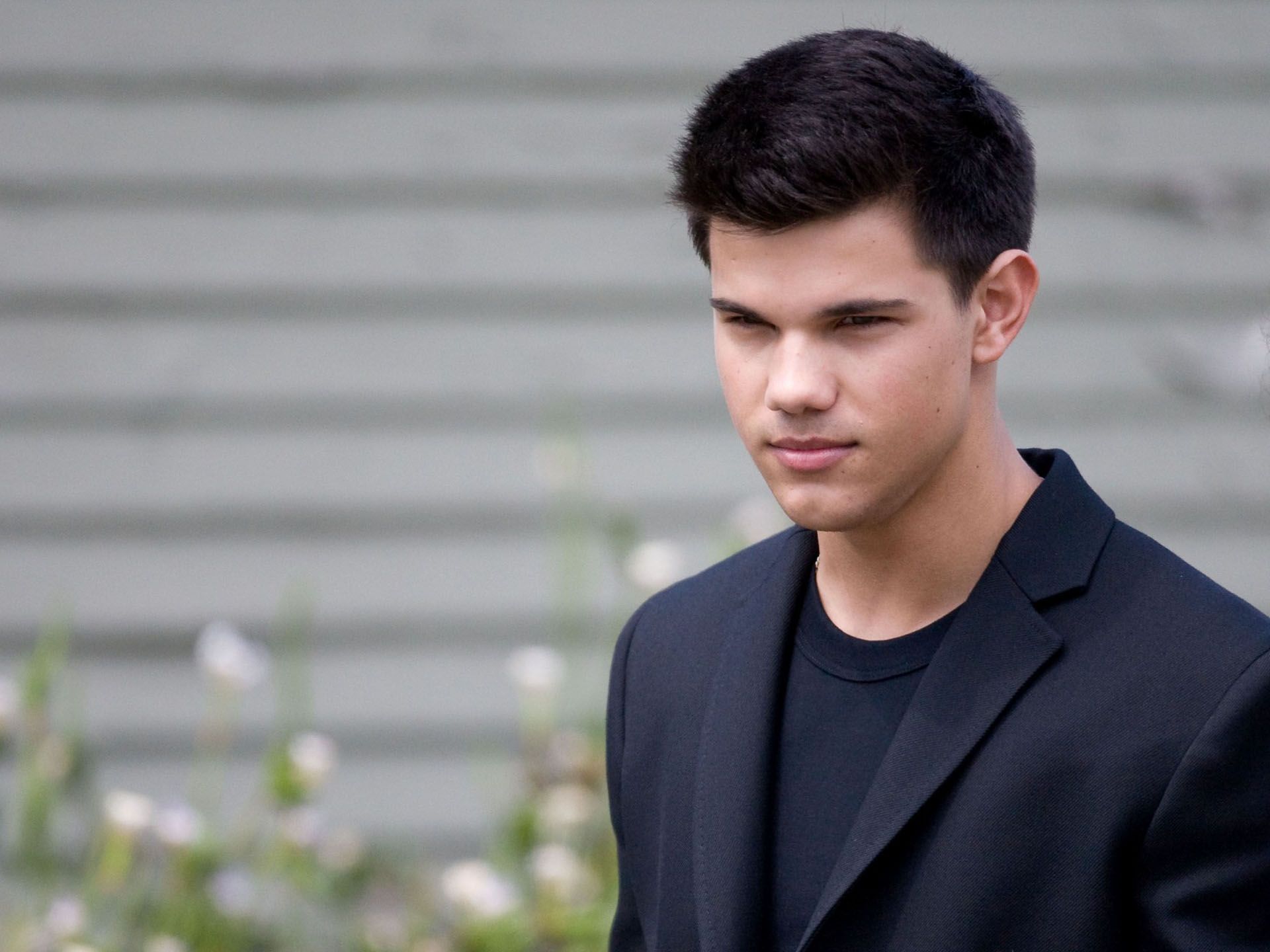 Taylor Lautner With His Shirt Off Ing Gallery