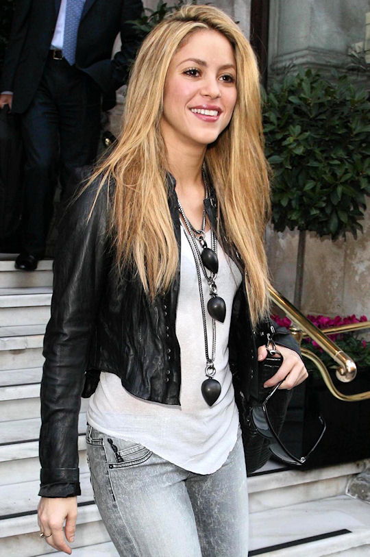 New Shakira Candids Wallpaper HD Uploaded By Pankaj
