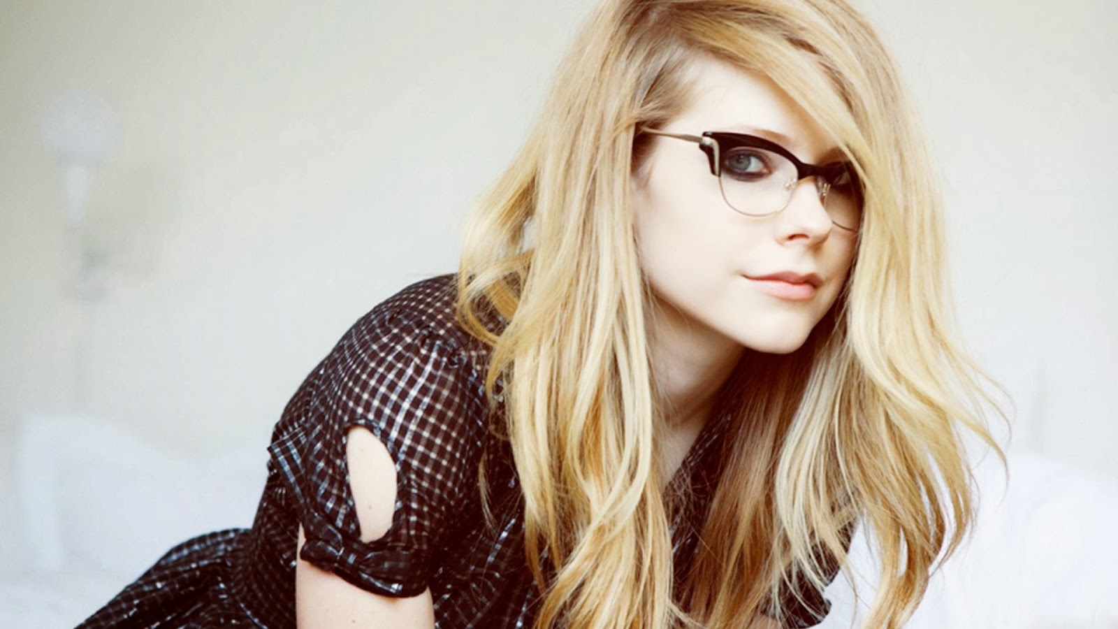 Avril Lavigne HD Wallpaper For