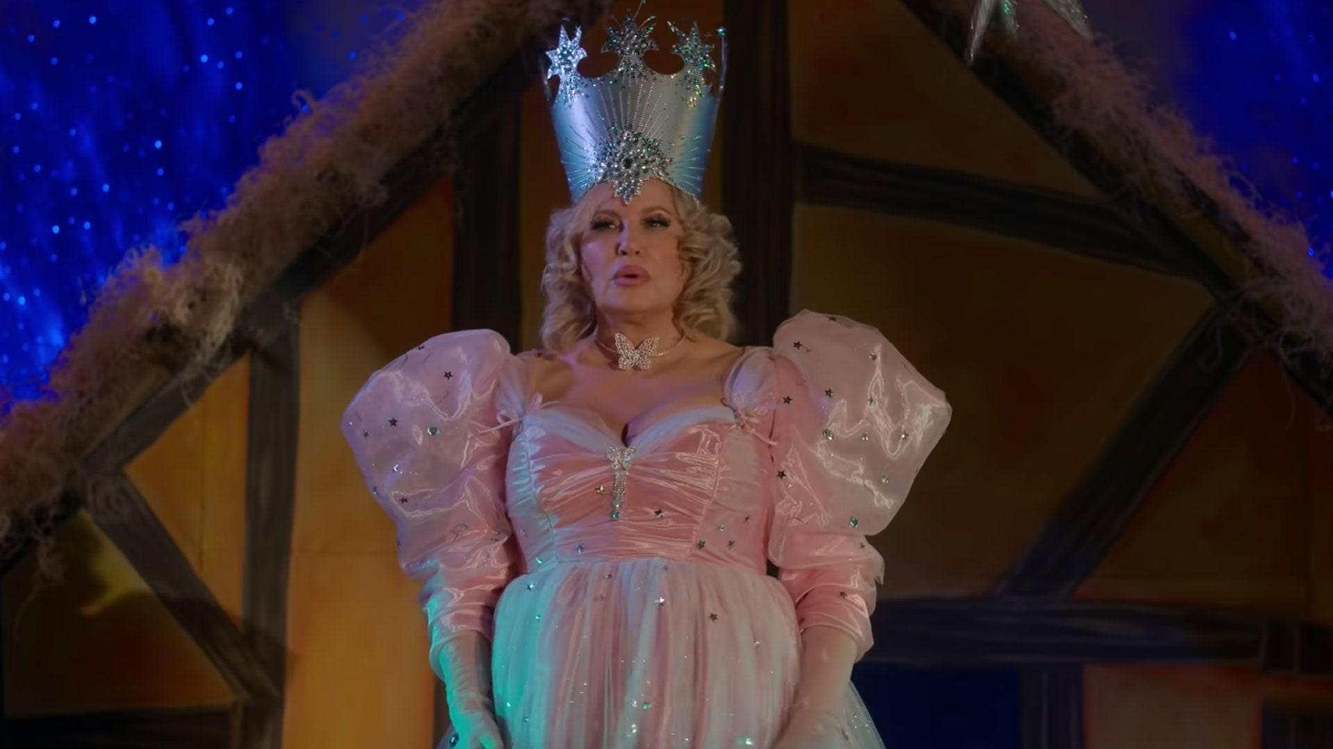 Every Reason We Re Obsessed With Jennifer Coolidge In Single All