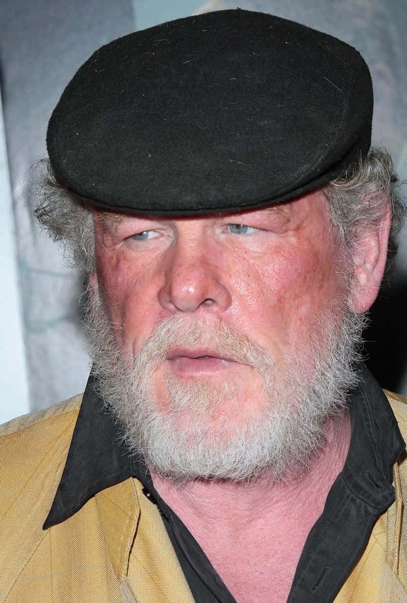 Unduh Wallpaper Dari Nick Nolte Dalam Refleksi Yang Mendalam