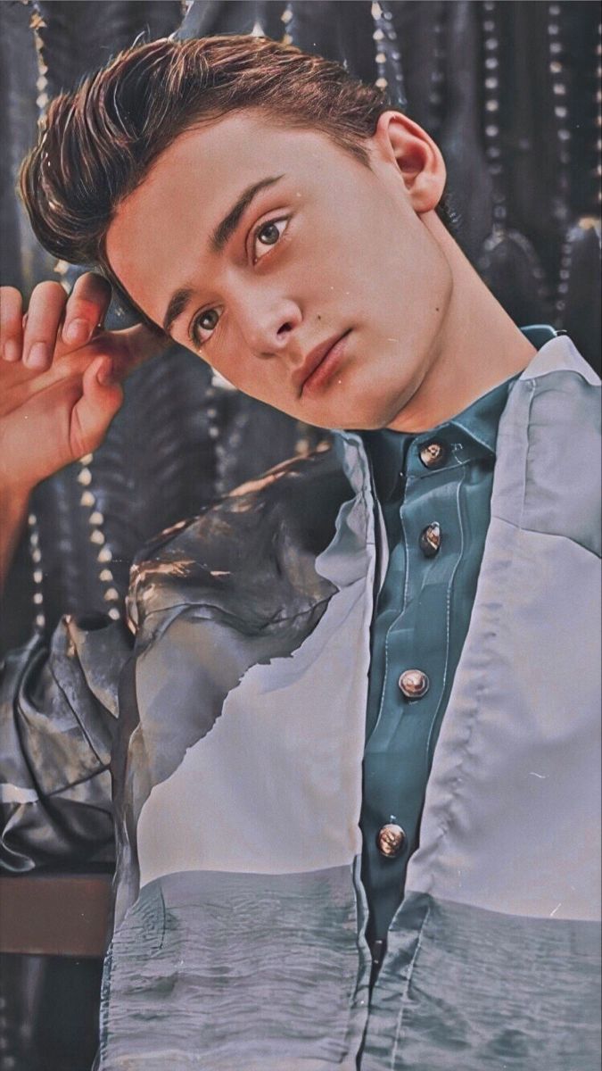 Noah Schnapp Wallpaper