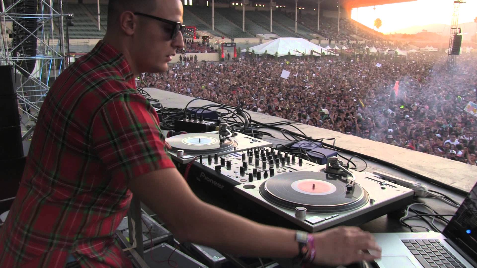 Dj Snake On Stage Wallpaper Themes