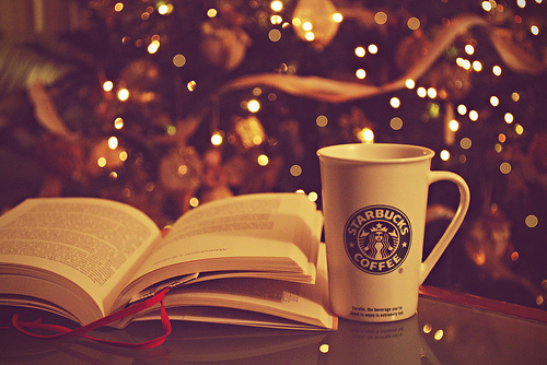 libro taza starbucks navidad luces alegria calido cafe
