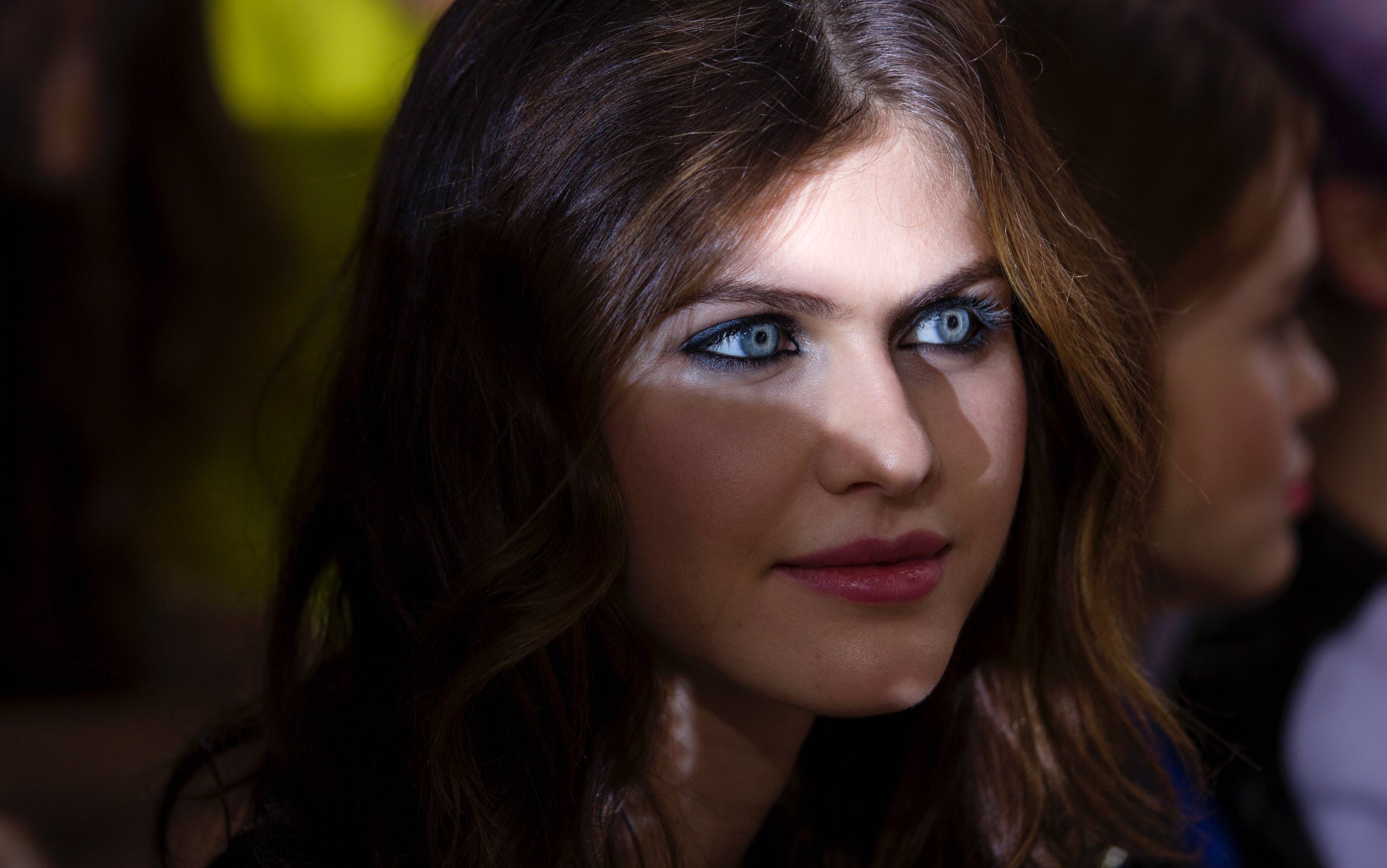 Stunning Alexandra Daddario HD Wallpaper