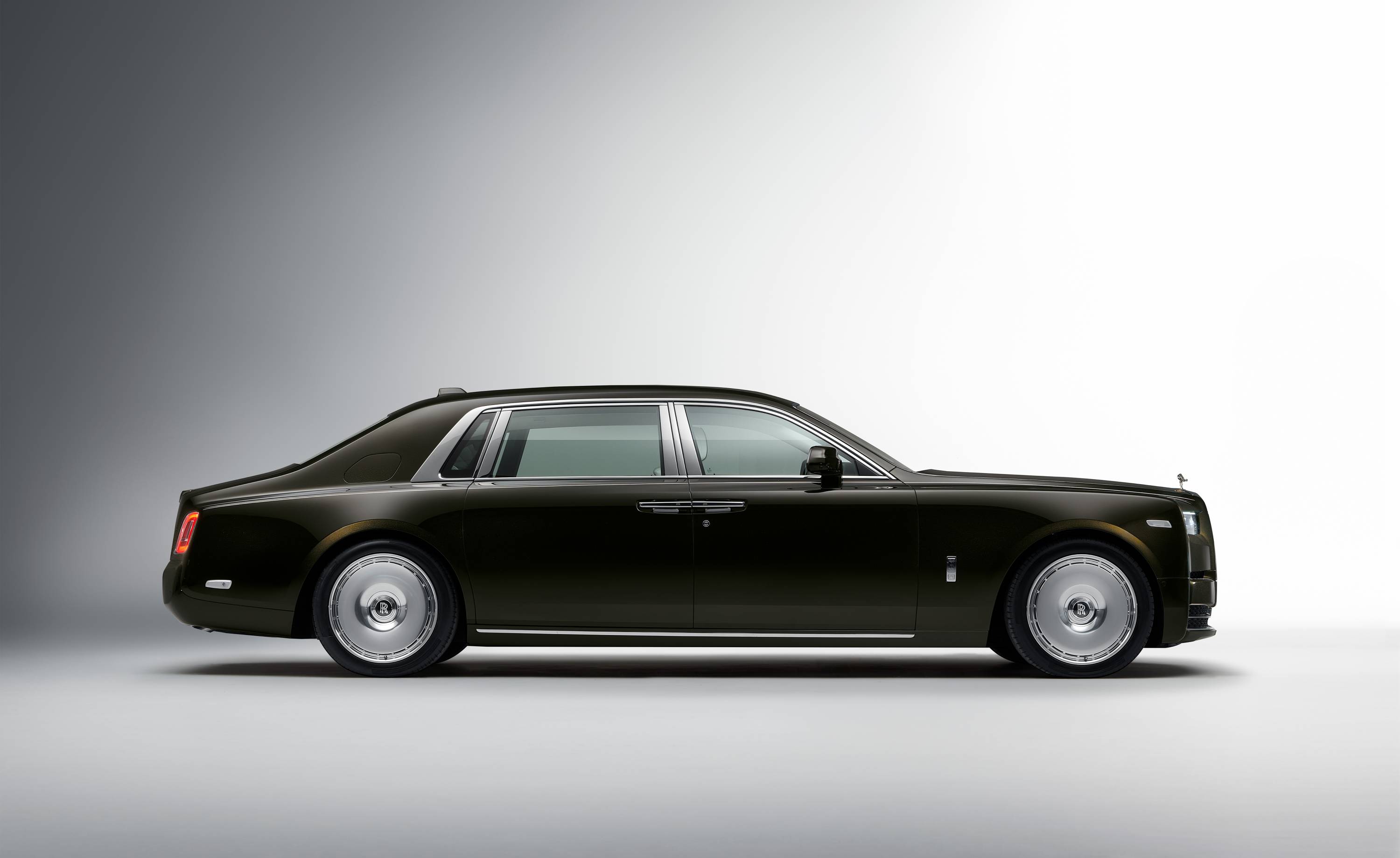 Rolls Royce Puts The Phantom Back On Its Lofty Pedestal Wallpaper